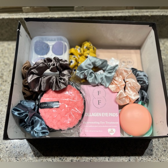 Women’s Beauty Gift Set - Picture 1 of 3